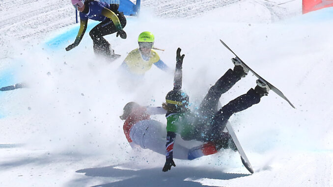 -La corredora francesa Trespeuch Chloe cae junto a Bankes Charlotte en la línea de meta en la final femenina de la segunda prueba de la Copa del Mundo de Snowboard cross, este domingo en Sierra Nevada. EFE. Pepe Torres.
