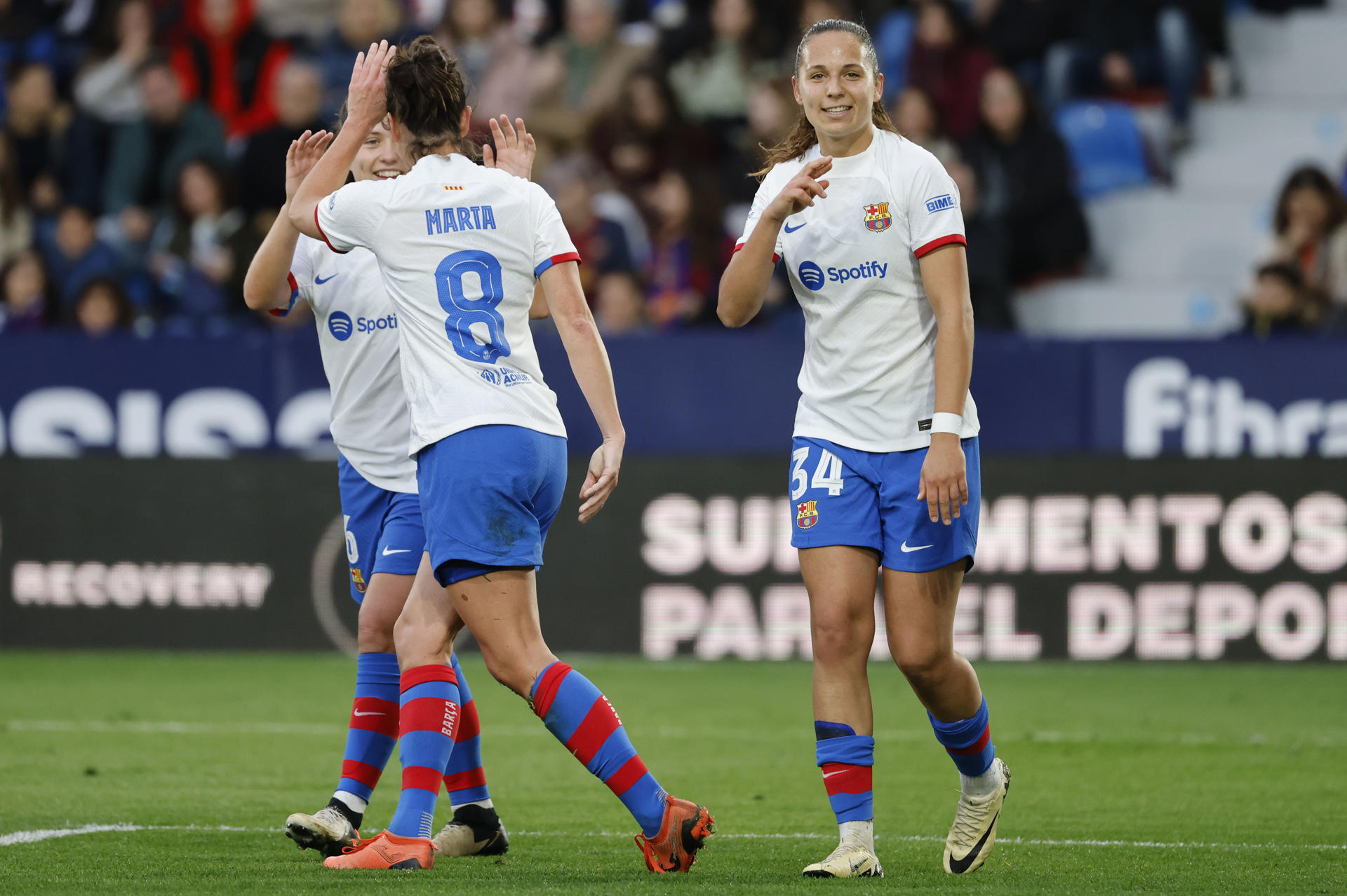 La defensora del Barcelona Martina Fernández (d) celebra su gol contra el Levante, durante el partido de la jornada 22 de la Liga Iberdrola en el estadio Ciutat de València. EFE/ Ana Escobar
