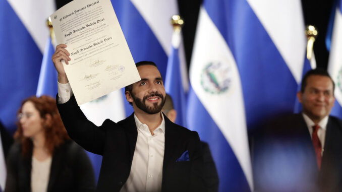 El presidente electo Nayib Bukele recibe la credencial del tribunal electoral este jueves, en el Teatro Nacional, en San Salvador (El Salvador). EFE/Rodrigo Sura
