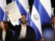 El presidente electo Nayib Bukele recibe la credencial del tribunal electoral este jueves, en el Teatro Nacional, en San Salvador (El Salvador). EFE/Rodrigo Sura