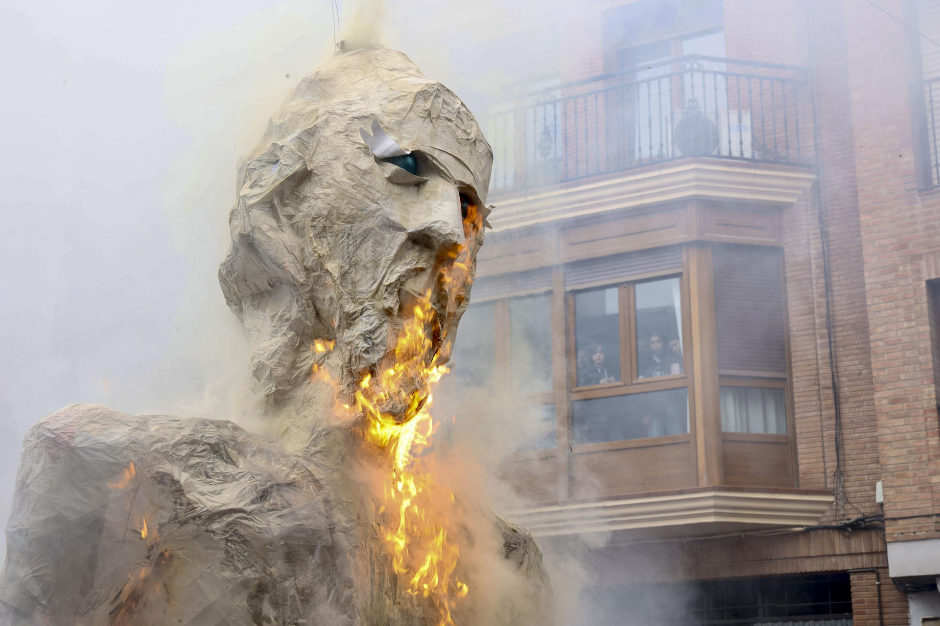 Figuras caricaturescas como el Dios Neptuno, arden este Domingo de Resurrección en la tradicional quema de los Judas de Alfaro (La Rioja). EFE/ Raquel Manzanares
