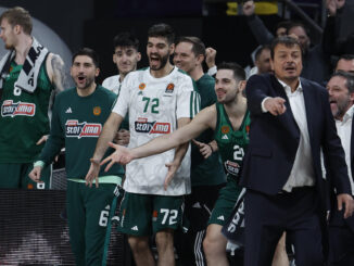 El banquillo del Panathinaikos celebra un triple durante el partido de la jornada 27 de la EuroLiga que Real Madrid y Panathinaikos disputaron en el WiZink Center, en Madrid. EFE/Juanjo Martín