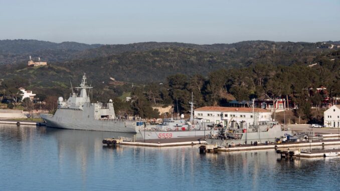 Imagen de archivo de varios buques en la Base Naval de Mahón, Menorca. EFE/ David Arquimbau
