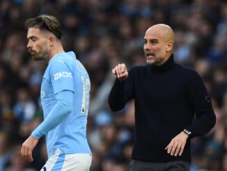 El jugador del Manchester City Jack Grealish (I) y su entrenador Pep Guardiola (d) tras el partido de la Premier League que han jugado Manchester City y Arsenal en Manchester, Reino Unido. EFE/EPA/PETER POWELL