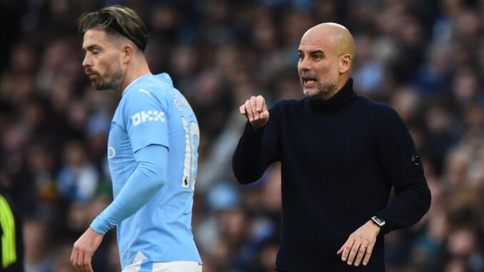 El jugador del Manchester City Jack Grealish (I) y su entrenador Pep Guardiola (d) tras el partido de la Premier League que han jugado Manchester City y Arsenal en Manchester, Reino Unido. EFE/EPA/PETER POWELL
