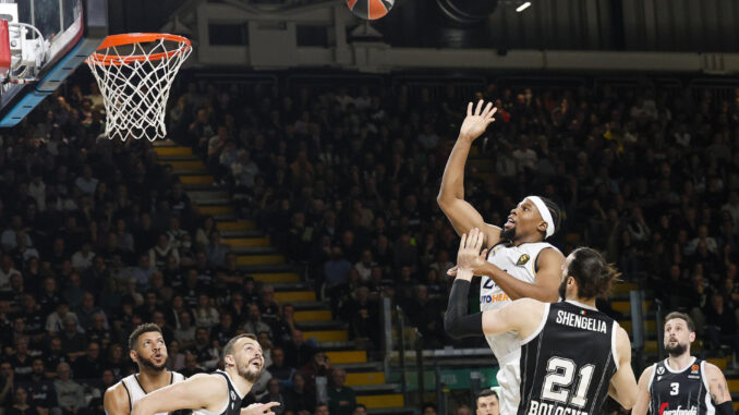 El ala pívot francés del Real Madrid Guerschon Yabusele (3d) lanza a canasta ante varios rivales del Virtus de Bolonia en el partido de Euroliga que se disputa este viernes en el Virtus Segafredo Arena de Bolonia, Italia. EFE/ Elisabetta Baracchi
