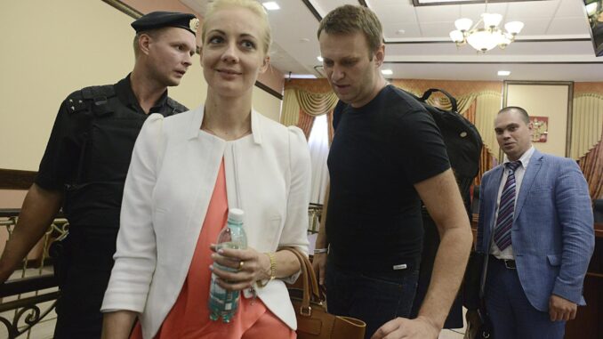 Imagen de Archivo del fallecido dirigente opositor ruso acompañado de su mujer Yulia Naválnaya .
 EFE/Valentina Svistunova
