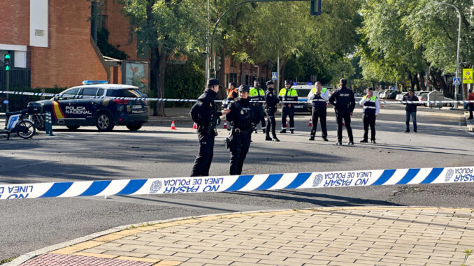 Un joven de 21 años ha fallecido este domingo en la capital de Sevilla tras ser objeto de una agresión en una calle de la barriada de Santa Clara. EFE/ David Arjona
