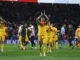 El delantero del Barcelona Robert Lewandowski celebra la victoria ante el Atlético, al término del partido de Liga en Primera División que Atlético de Madrid y FC Barcelona disputaron en el estadio Metropolitano. EFE/Juanjo Martín