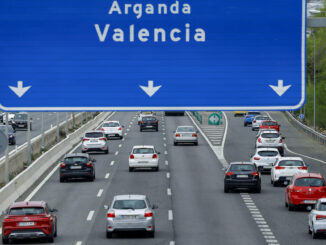 Las salidas de Madrid registran ya tráfico lento al igual que otras carreteras de Málaga, Murcia y Valencia en la segunda fase de la operación de Semana Santa, que arrancará oficialmente a las tres de esta tarde y se prolongará hasta el próximo 1 de abril, al ser día festivo en siete comunidades. En la imagen, salida de Madrid por la A-3. EFE/Mariscal