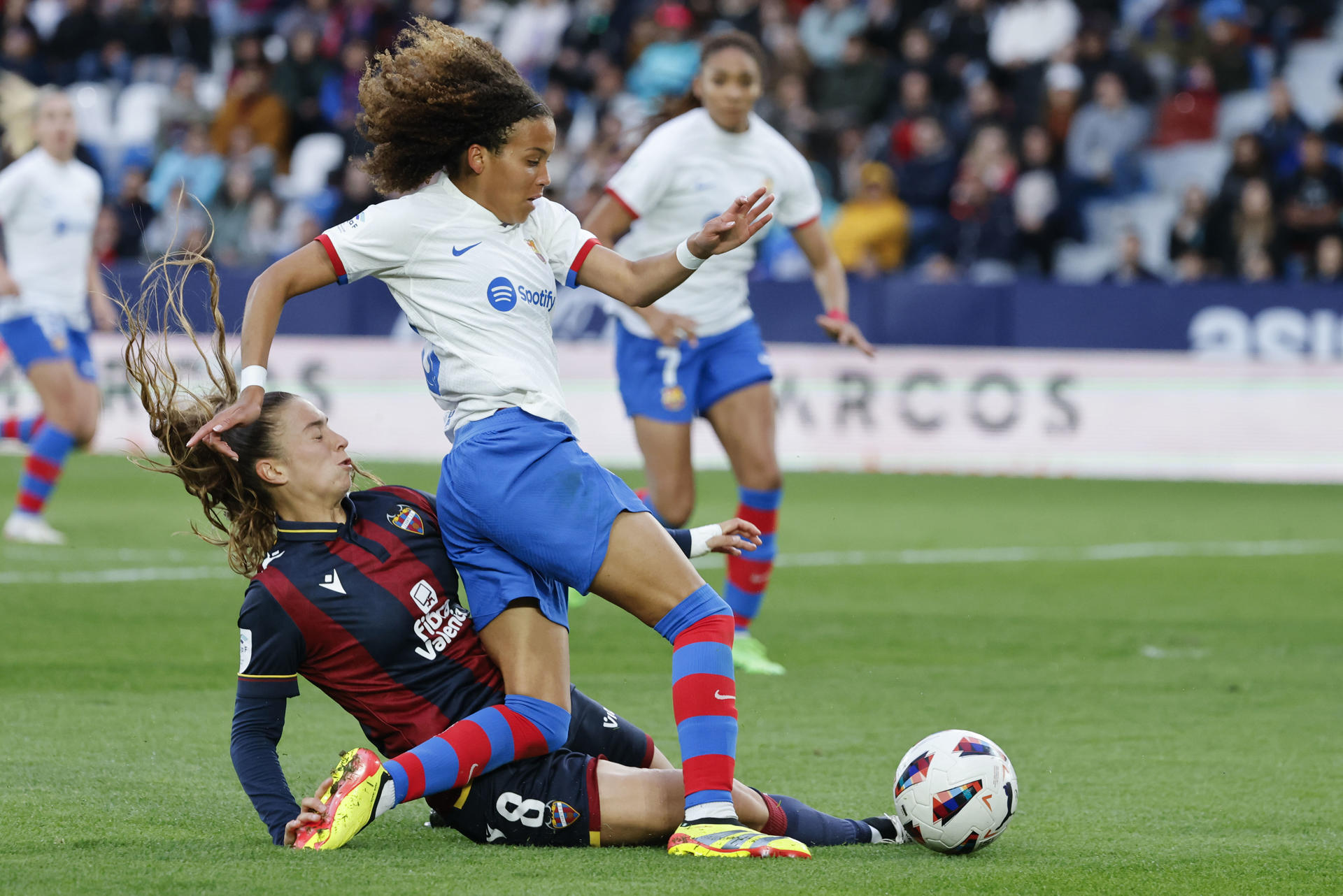 La centrocampista del Barcelona Vicky López (d) lucha con Silvia Lloris, del Levante, durante el partido de la jornada 22 de la Liga Iberdrola en el estadio Ciutat de València. EFE/ Ana Escobar
