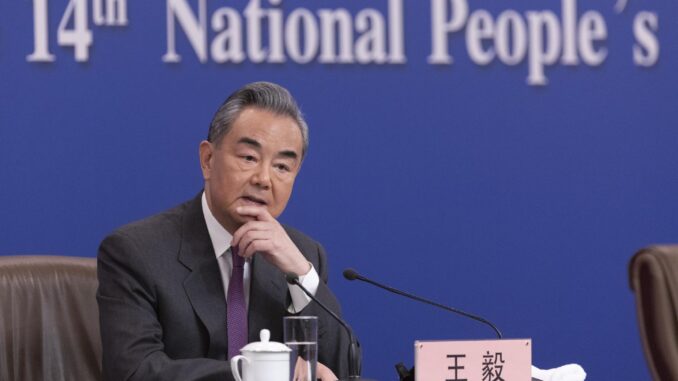 El ministro de Relaciones Exteriores de China, Wang Yi, durante una conferencia de prensa sobre política exterior y relaciones exteriores, durante la segunda sesión de la Asamblea Popular Nacional (APN) en Pekín, el 7 de marzo de 2024. EFE/EPA/ANDRÉS MARTÍNEZ CASARES
