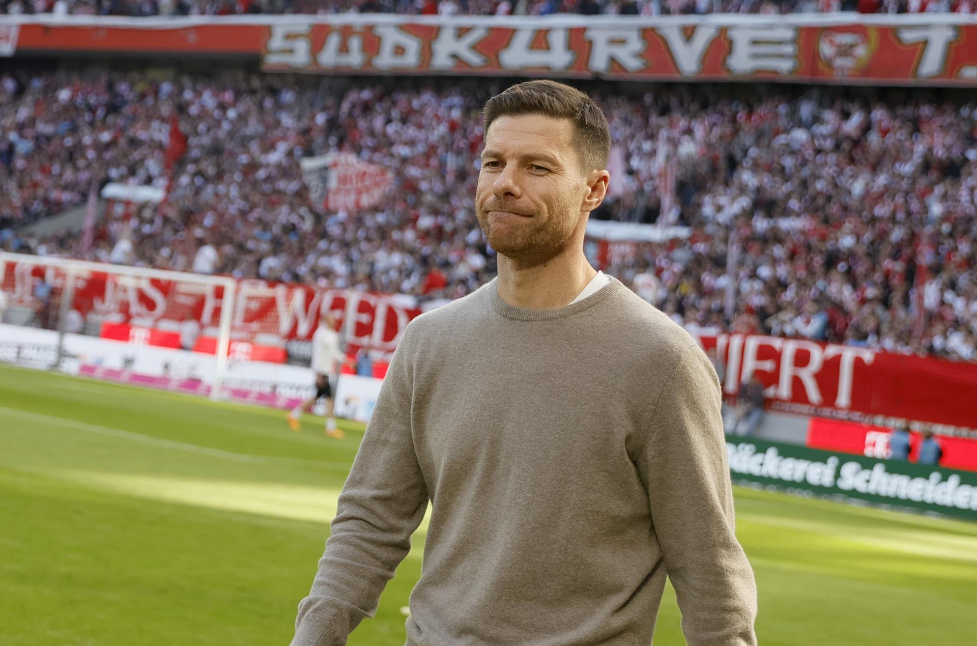 El entrenador del Leverkusen Xabi Alonso durante el partido de la Bundesliga que han jugado FC Cologne y Bayer 04 Leverkusen en Colonia, Alemania. EFE/EPA/RONALD WITTEK
