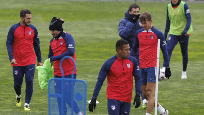 Griezmann, Koke, Llorente y Lino, en un momento del entrenamiento.-EFE/Sergio Pérez
