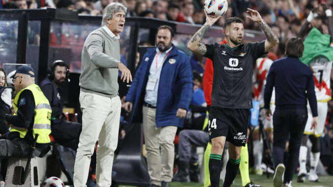 El entrenador del Betis, el chileno Manuel Pellegrini, durante el partido de Liga en Primera División ante el Rayo Vallecano en el estadio de Vallecas. EFE/Fernando Alvarado
