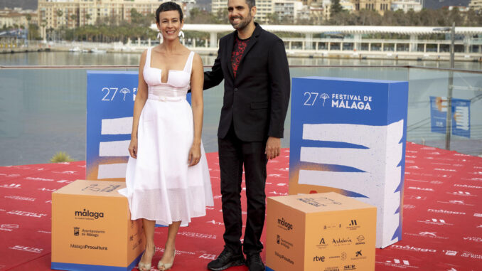 El director Alan González (d) posa junto a la actriz Lola Amores en la sesión fotográfica del largometraje "La mujer salvaje" que se presenta, este viernes, en el 27 Festival de Málaga. EFE/Álvaro Cabrera
