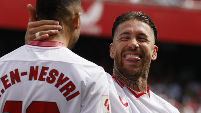 El delantero marroquí del Sevilla Youssef En-Nesyri, celebra su gol contra el Celta de Vigo junto al defensa Sergio Ramos, en el estadio Sánchez Pizjuán de Sevilla. EFE/José Manuel Vidal
