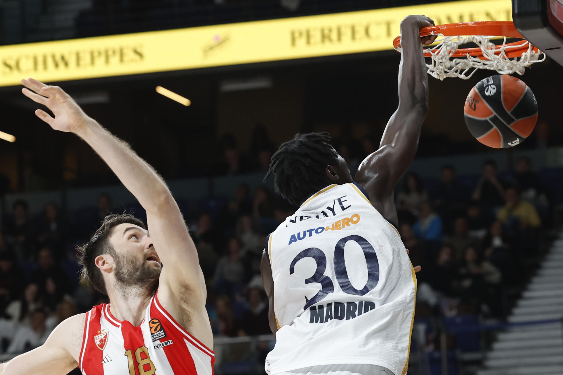 Eli John Ndiaye anota ante Mike Tobey. EFE/Chema Moya
