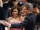 America Ferrera (i) y su esposo Ryan Piers Williams (d) durante la alfombra roja de los premios Oscar en el Dolby Theatre en Los Ángeles (EE.UU.). EFE/EPA/CAROLINE BREHMAN