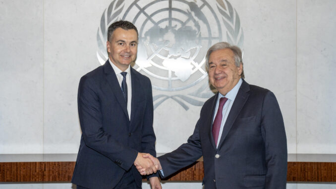 Imagen de archivo del secretario general de la ONU, António Guterres (d), saluda al nuevo embajador, representante permanente de España ante Naciones Unidas, Héctor Gómez.  EFE/ Ángel Colmenares
