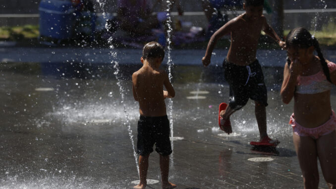 Varios niños se refrescan en una fuente madrileña. EFE/ Juan Carlos Hidalgo
