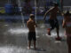 Varios niños se refrescan en una fuente madrileña. EFE/ Juan Carlos Hidalgo