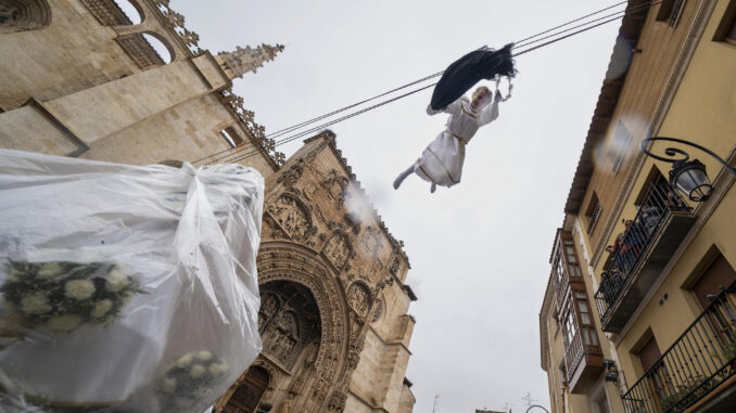 Inspirada en los autos sacramentales del Siglo de Oro, la Bajada del Ángel en Aranda de Duero (Burgos) simboliza el final de la Semana Santa con el alivio de luto de la Virgen, una ceremonia catalogada como de Interés Turístico Nacional. EFE/ Paco Santamaria
