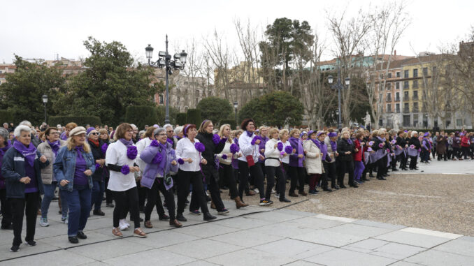 'Flashmob' protagonizado por las usuarias de los centros municipales de mayores de los 21 distritos de la ciudad de Madrid para conmemorar el Día Internacional de la Mujer (8M), este lunes. EFE/ Jimena Sánchez
