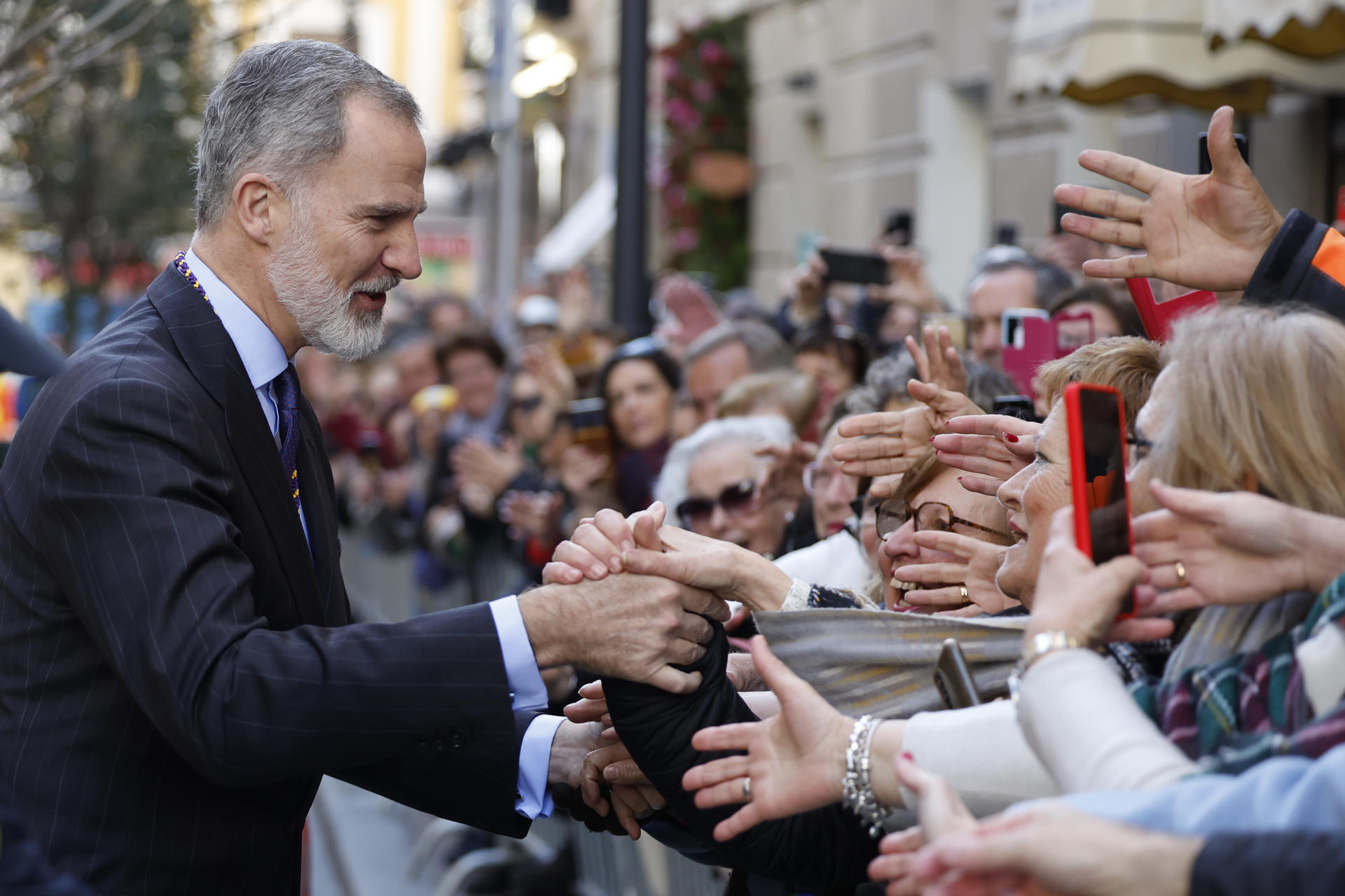 El rey Felipe VI saluda a los fieles a su llegada a la basílica de Jesús de Medinaceli. EFE/ Javier Lizón
