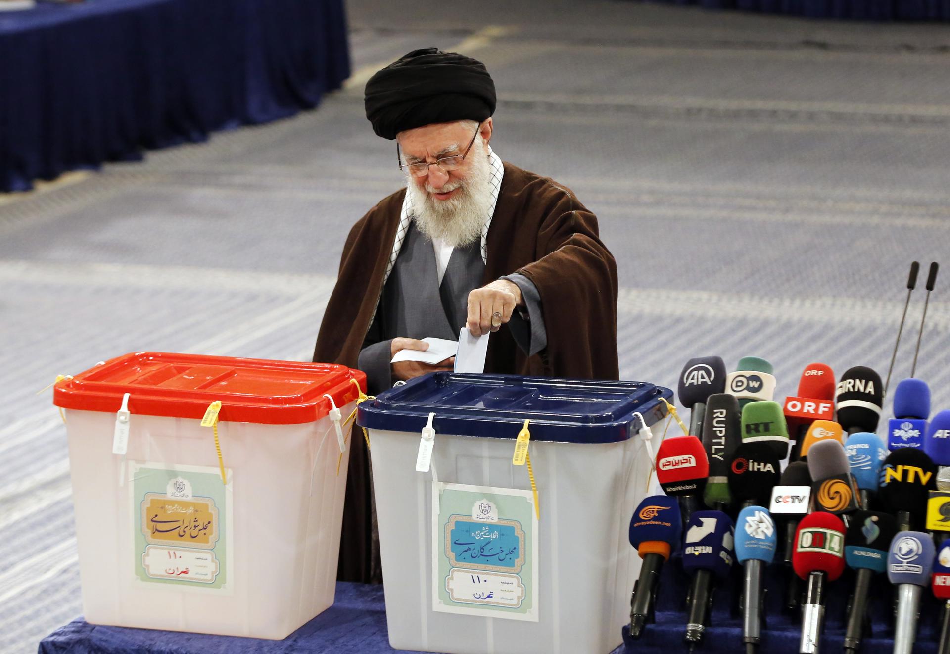 El líder supremo iraní, Ali Jamenei, llega para emitir su voto durante las elecciones legislativas iraníes en Teherán. EFE/EPA/ABEDIN TAHERKENAREH
