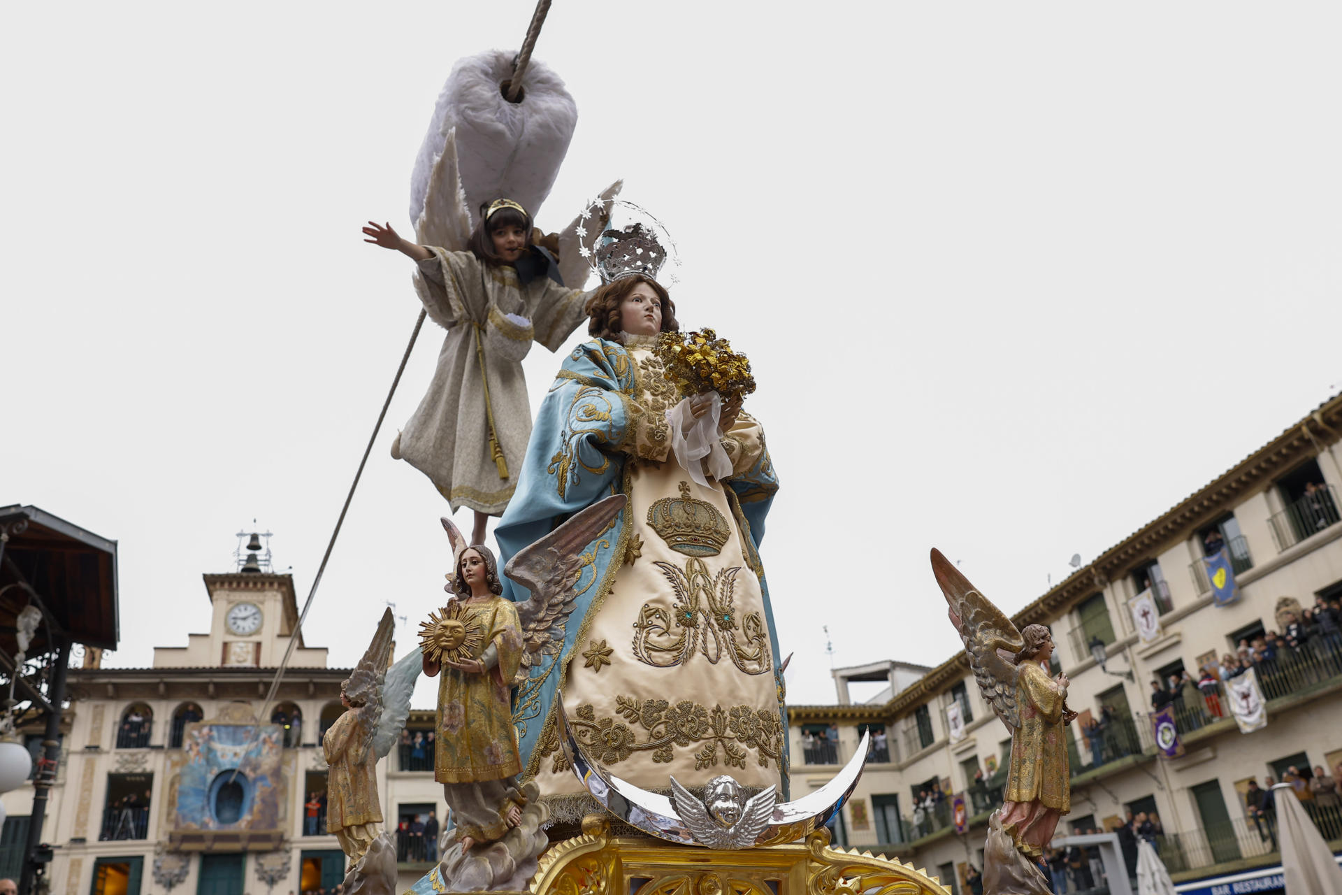 La localidad navarra de Tudela ha vivido este domingo uno de los momentos cumbre del año, la Bajada del Ángel que anuncia a la Virgen María la resurrección de su hijo en una escena declarada Fiesta de Interés Turístico Nacional y a la que han acudido miles de personas. Protagonizada en esta ocasión por la niña Naia Pardo, de 7 años, la ceremonia ha repetido simbolismo religioso y emoción, la misma que le avala como rito ancestral que se remonta a finales del siglo XIII aunque en su formato actual se conoce desde 1663. EFE/ Villar López
