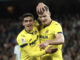 El delantero noruego del Villarreal Alexander Sørloth (d) celebra con Gerard Moreno tras anotar el tercer gol del equipo durante el partido de la Jornada 28 de LaLiga EA Sports que Real Betis y Villarreal CF disputaron en el estadio Benito Villamarín. EFE/ Julio Muñoz