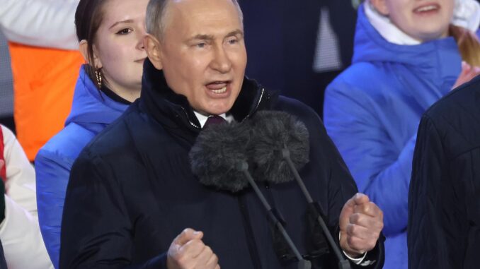 El presidente y candidato presidencial ruso, Vladimir Putin, asiste a un concierto que conmemora el décimo aniversario de la reunificación de Crimea con Rusia en la Plaza Roja de Moscú, Rusia, el 18 de marzo de 2024. En febrero de 2014, las fuerzas rusas invadieron y tomaron el control de la península de Crimea. Rusia declaró la anexión de Crimea el 18 de marzo de 2014, dos días después de la celebración del llamado 'referéndum' en ese territorio. En una votación que reafirmó la "unidad nacional y la integridad territorial" de Ucrania, la Asamblea General de las Naciones Unidas en la Resolución 68/262 condenó el referéndum en Crimea afirmando que "no tenía validez". Después de la anexión, Moscú intensificó su presencia militar en la península para solidificar el nuevo status quo sobre el terreno y, desde 2015, Rusia aprobó el "Día de la Reunificación de Crimea con Rusia" como feriado que se celebra anualmente el 18 de marzo. (Rusia, Ucrania, Moscú) EFE/EPA/SERGEI ILNITSKY
