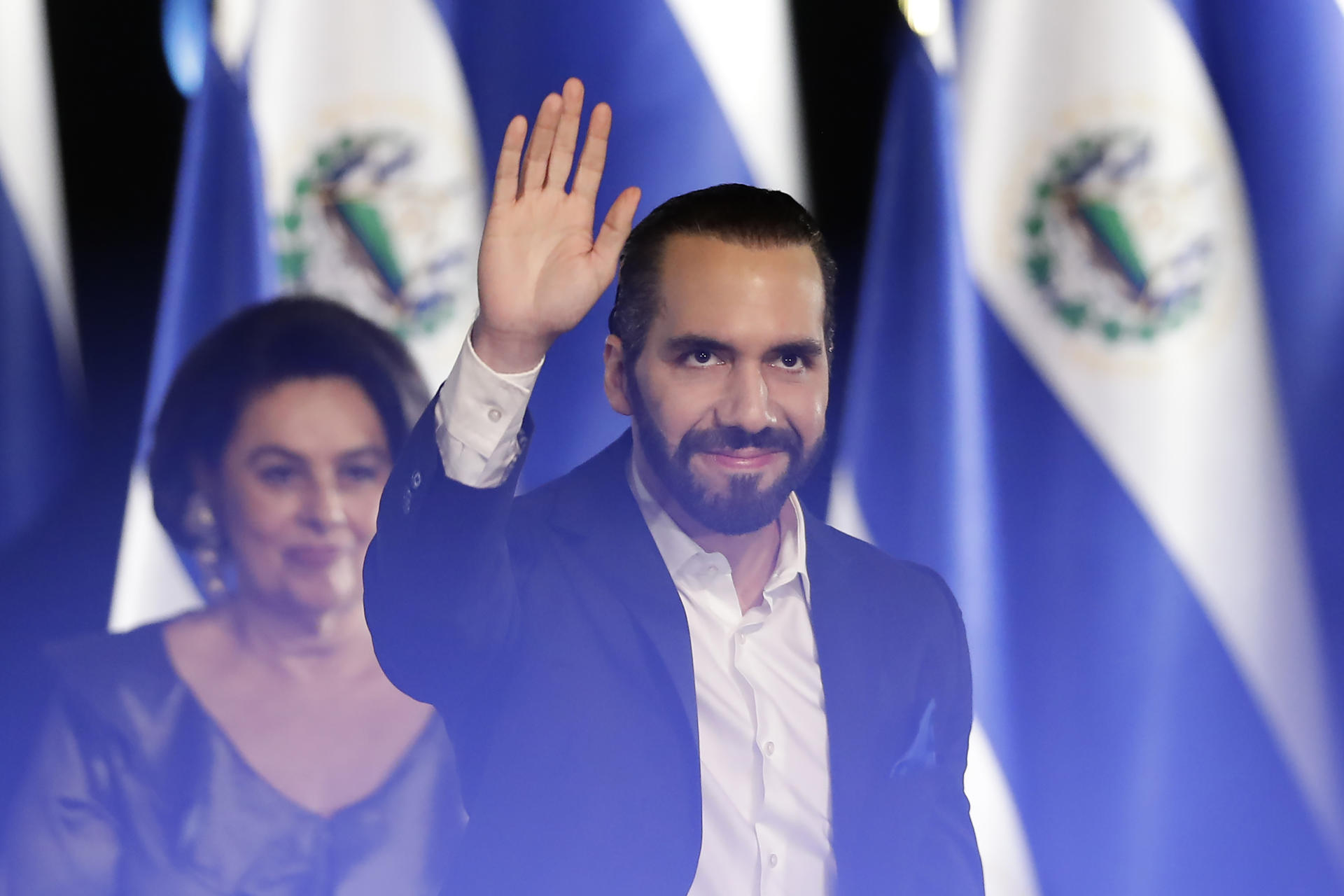 El presidente electo Nayib Bukele, saluda durante la ceremonia de entrega de credencial electoral este jueves, en el Teatro Nacional, en San Salvador (El Salvador). EFE/Rodrigo Sura
