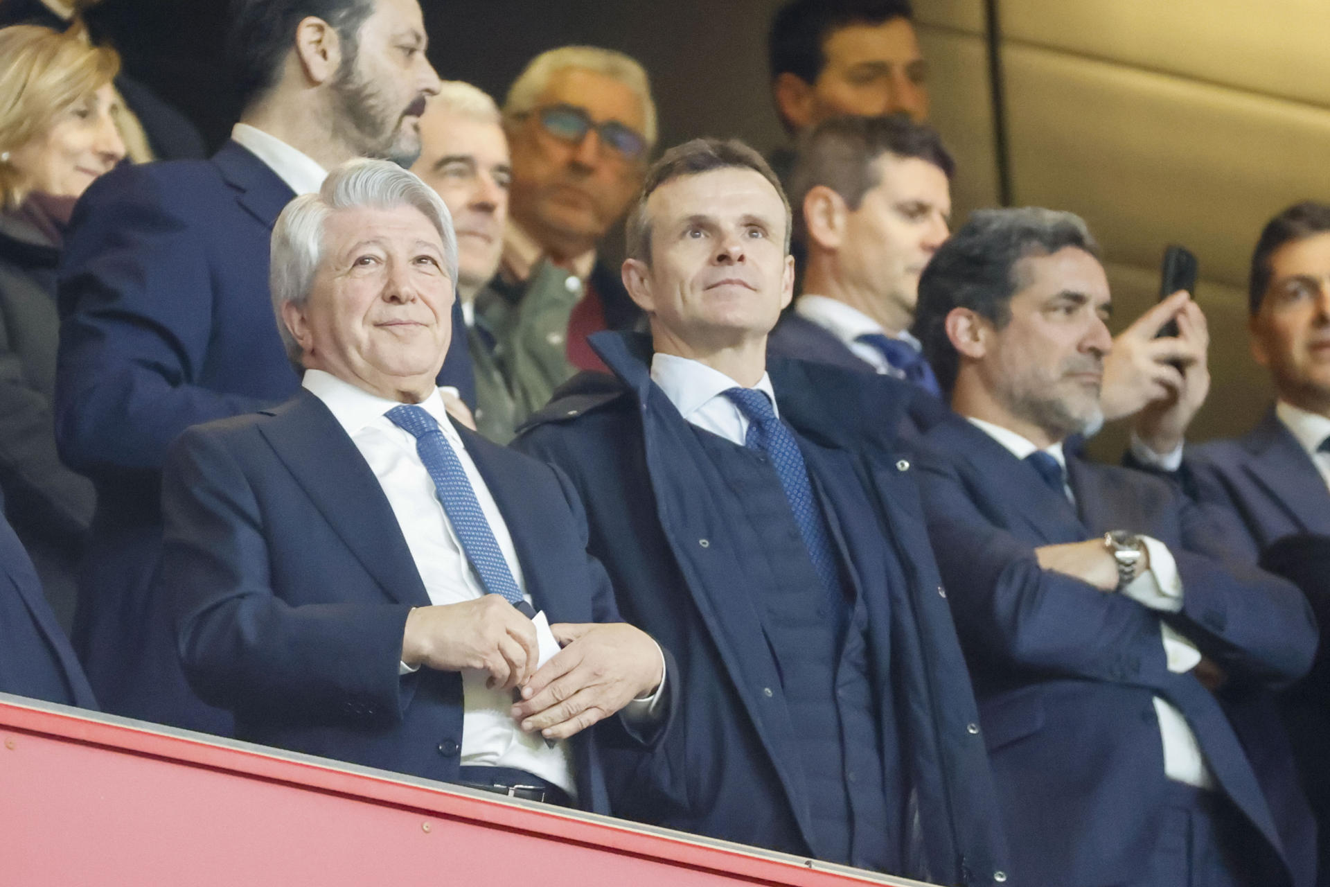 El presidente del Athletic Club, Jon Uriarte (c), y el presidente del Atlético de Madrid, Enrique Cerezo (i), durante el partido de vuelta de semifinales de la Copa del Rey que Athletic Club de Bilbao y Atlético de Madrid disputan este jueves en el estadio de San Mamés, en Bilbao. EFE/Luis Tejido
