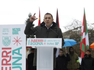 El coordinador general de EH Bildu, Arnaldo Otegui, durante su intervención EH Bildu en una manifestación multitudinaria por las calles de Pamplona con motivo del Aberri Eguna (día de la patria vasca). EFE/ Villar Lopez