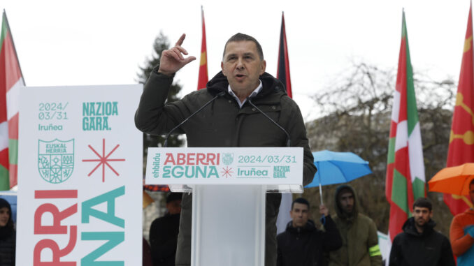 El coordinador general de EH Bildu, Arnaldo Otegui, durante su intervención EH Bildu en una manifestación multitudinaria por las calles de Pamplona con motivo del Aberri Eguna (día de la patria vasca). EFE/ Villar Lopez
