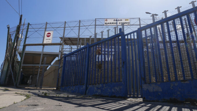 Vista del paso fronterizo "Barrio Chino" entre España y Marruecos en Beni Anzar (Melilla). La imagen del cierre las fronteras terrestres de Melilla y Ceuta en la madrugada del 13 de marzo de 2020 fue una de las primeras que constató el cerrojazo que iba a suponer la pandemia del coronavirus en todo el mundo. EFE/ Paqui Sánchez
