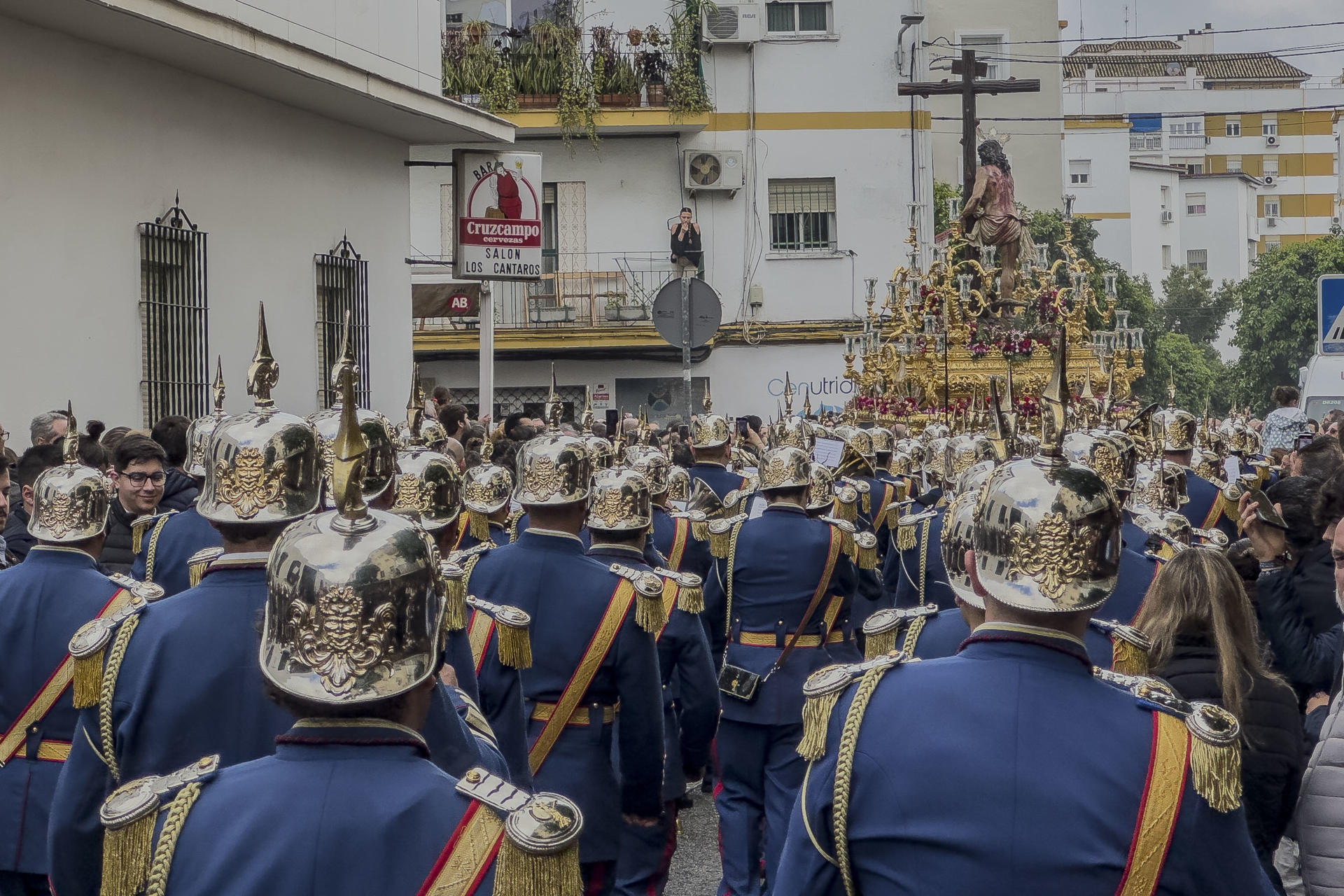 Salida de la Hermandad de El Sol este sábado, en Sevilla. Tras el jueves santo, la madrugá y el viernes santo sin cofradías en la calle por lluvia en Sevilla, el anuncio de que la Hermandad de El Sol salía a la calle fue recibido con aplausos por parte del público que esperaba la noticia y que tras una hora de retraso por qué no dejaba de llover, anunció que salía. EFE/ David Arjona
