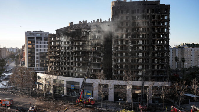 Imagen de archivo de la fachada principal de los edificios de viviendas que ardieron el pasado mes de febrero en el barrio valenciano de Campanar. EFE/Manuel Bruque
