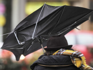 La Agencia Estatal de Meteorología (Aemet) prevé para hoy sábado que la Península y Baleares sigan afectadas por la borrasca Nelson, con precipitaciones localmente fuertes o persistentes en el oeste de Galicia y del Sistema Central y en Andalucía. EFE/Villar López