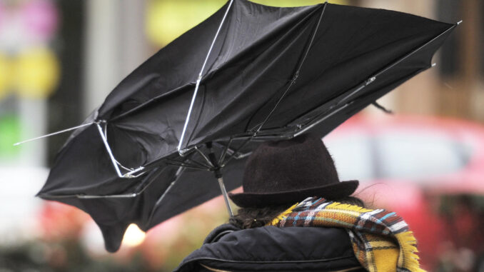 La Agencia Estatal de Meteorología (Aemet) prevé para hoy sábado que la Península y Baleares sigan afectadas por la borrasca Nelson, con precipitaciones localmente fuertes o persistentes en el oeste de Galicia y del Sistema Central y en Andalucía. EFE/Villar López
