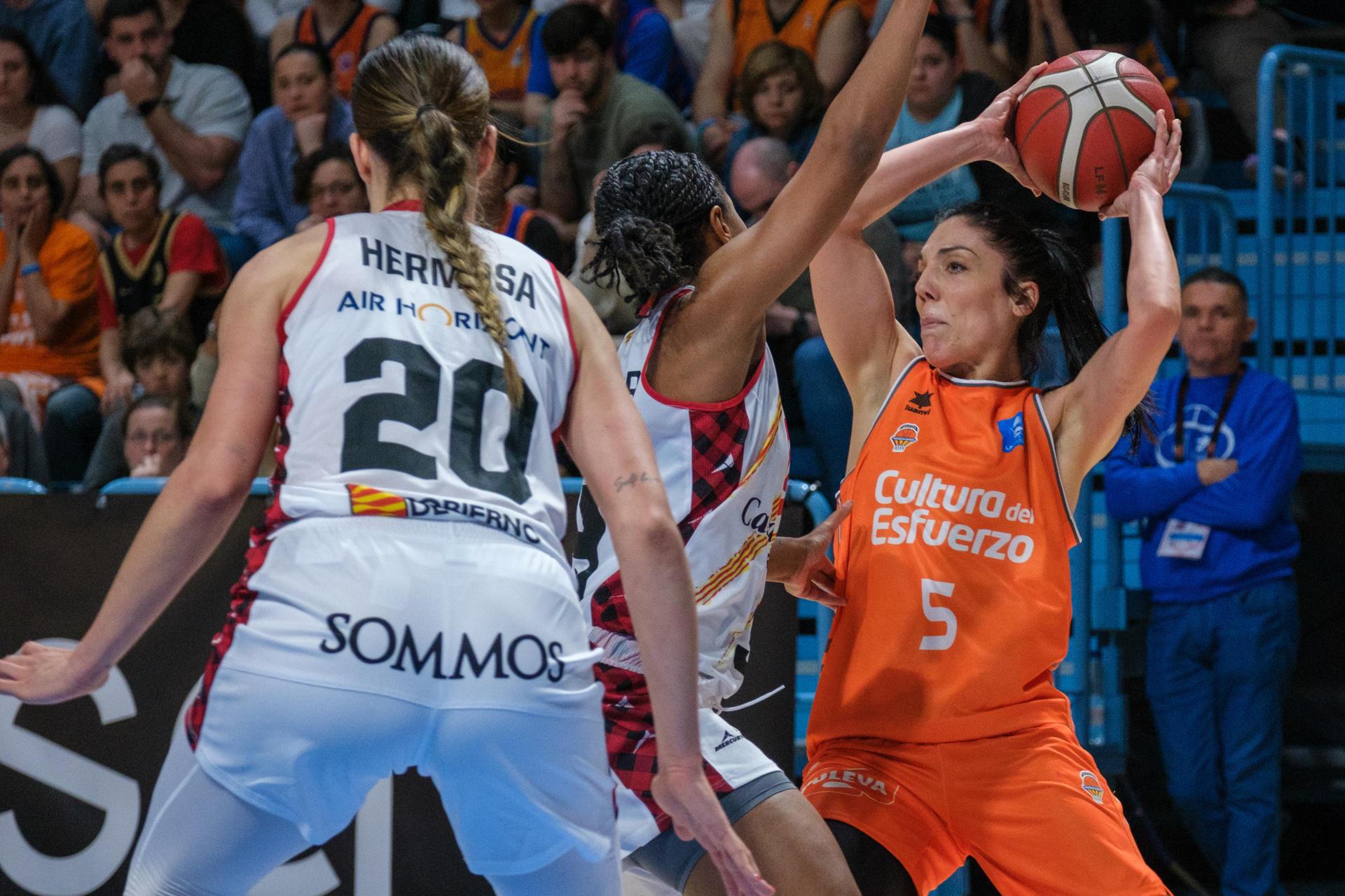 La base del Valencia Critina Oubiña (d) con el balón ante la defensa del Casademont Zaragoza durante la final de la Copa de la Reina de Baloncesto disputado entre el Valencia Basket y el Casademont Zaragoza, en el Palacio de Deportes Carolina Marín de Huelva. EFE/ Julián Pérez
