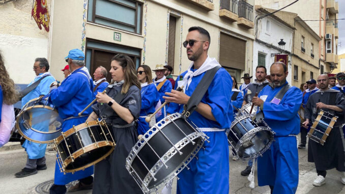 Tobarra, un pueblo de Albacete que no llega a los 8.000 habitantes, obviará la recomendación de cambiar la hora para mantenerse fiel a la tradición de tocar el tambor, sin pausa, durante 104 horas seguidas, como ocurre cada año en Semana Santa. EFE/Dolores Carcelén
