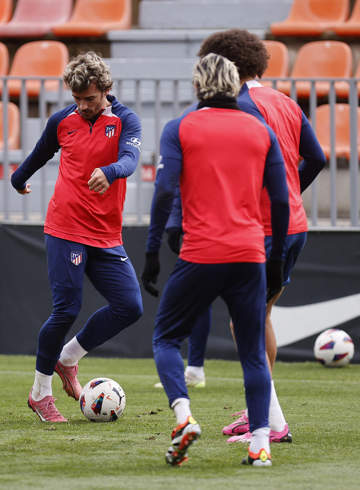 Griezmann, junto a Witsel y De Paul. EFE/ Atlético De Madrid
