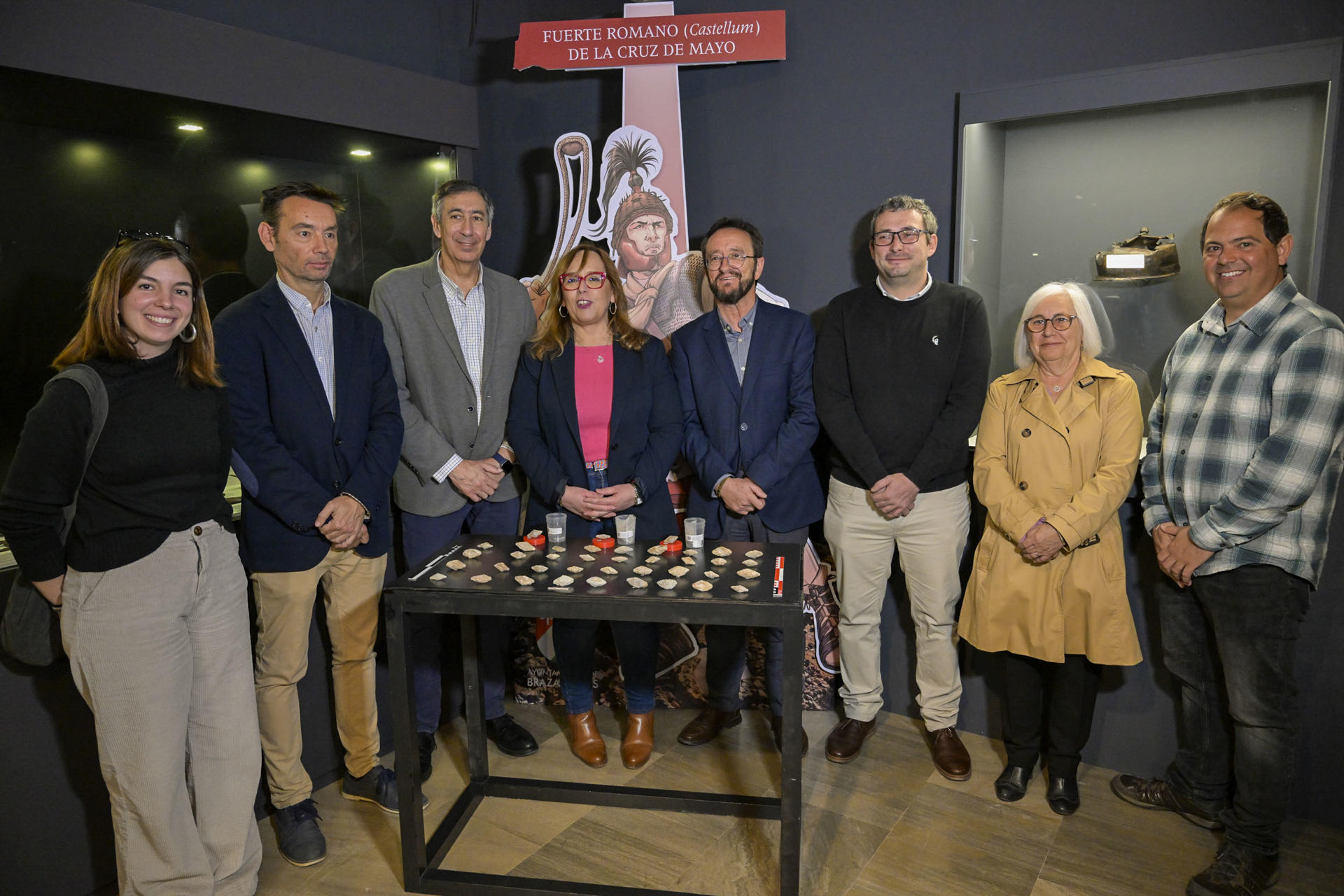 La viceconsejera de Cultura y Deportes, Carmen Teresa Olmedo (4i) y el alcalde de Brazatortas, Pablo Toledano (4d), junto al equipo de arqueólogos liderado por Alfonso Monsalve y del que forman parte David Oliver, Víctor Manuel López-Menchero, Paula Chirosa y Verónica Luján posan este viernes, tras el descubrimiento en Ciudad Real (Castilla la Mancha). EFE/Jesús Monroy
