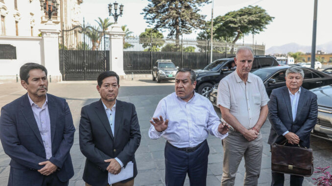 El presidente del Consejo de Ministros de Perú, Gustavo Adrianzén (c), da declaraciones a periodistas acompañado por otros ministros este sábado, afuera del Palacio de Gobierno de Perú en Lima (Perú). EFE/ Stringer
