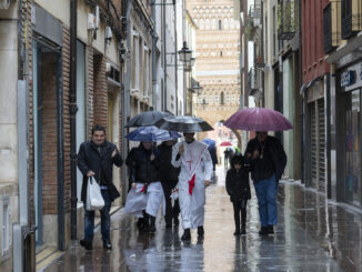 Diez comunidades autónomas se mantienen este domingo en alerta amarilla por vientos fuertes, lluvia o nieve, que será especialmente intensos en la zona del Estrecho, en Cádiz, donde la alerta es naranja, con rachas que superarán los 100 kilómetros/hora, mala mar y precipitaciones persistentes. EFE/ Antonio Garcia