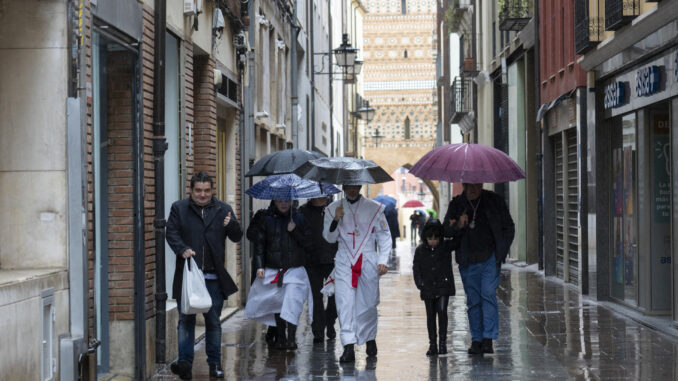 Diez comunidades autónomas se mantienen este domingo en alerta amarilla por vientos fuertes, lluvia o nieve, que será especialmente intensos en la zona del Estrecho, en Cádiz, donde la alerta es naranja, con rachas que superarán los 100 kilómetros/hora, mala mar y precipitaciones persistentes. EFE/ Antonio Garcia
