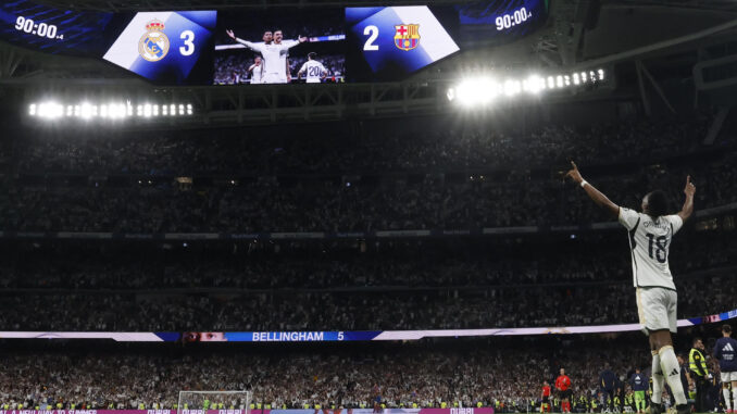 El defensa francés del Real Madrid Aurelien Tchouameni celebra la victoria tras el partido de la jornada 32 de LaLiga EA Sports entre Real Madrid y FC Barcelona, en el estadio Santiago Bernabéu de Madrid. EFE/Juanjo Martín
